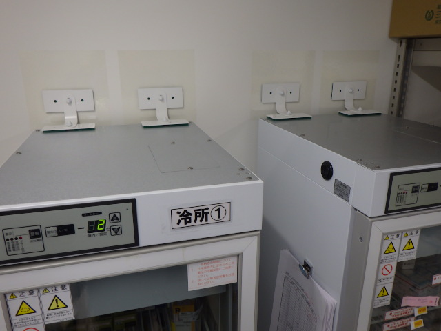 Anti-Tip Metal bracket for medical refrigerator