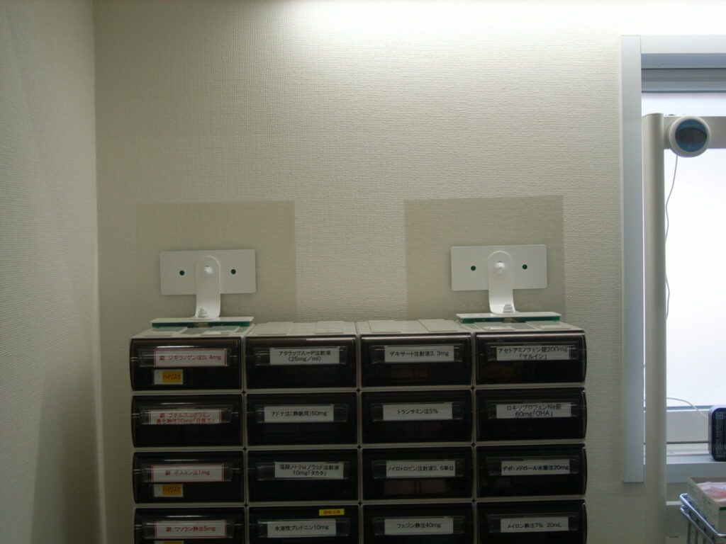 Secured the cabinet with Pro7 KPS5-1 in a hospital.