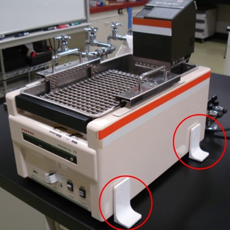 L-shaped bracket for small equipment
