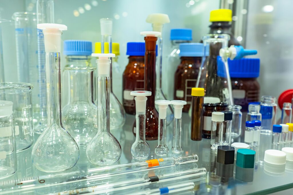 Research facilities store large quantities of chemicals, toxic substances, hazardous materials, and glassware. Therefore, if chemical bottles or laboratory equipment tip over or fall due to seismic shaking, this could lead not only to personal injury but also to accidents involving chemical hazards.