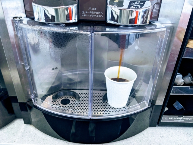 If fixtures or equipment tip over or fall, it not only jeopardizes the safety of employees and customers but also results in damaged merchandise, the need to clean up the store, and safety inspections—all of which may affect the resumption of business operations.