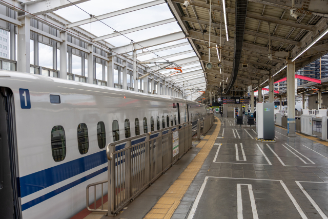 When an earthquake strikes at a train station or on the subway, many people tend to think, “Shouldn’t I get outside right away?” However, acting in a panic can lead to unexpected accidents, such as falling or being knocked over in a domino effect.