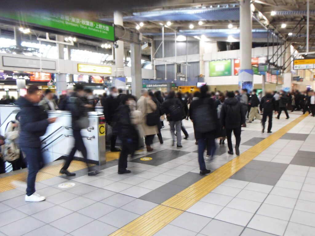 Train stations are places where large numbers of people gather, and ensuring safety must be a top priority the moment an earthquake strikes.