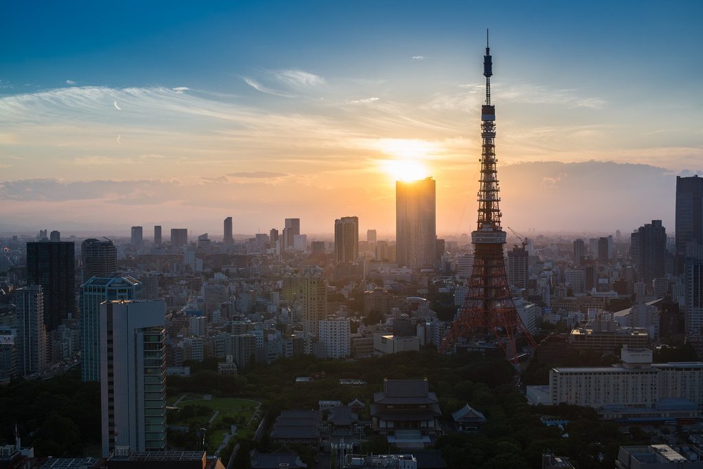 During the 2011 Great East Japan Earthquake, prolonged and intense shaking was observed in high-rise buildings in areas far from the epicenter, such as Tokyo.