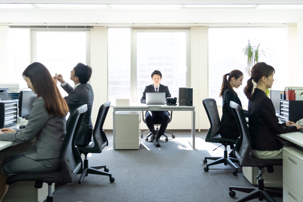 When a major earthquake strikes, two serious risks arise simultaneously within an office: physical harm to employees that could endanger their lives, and damage to facilities that directly leads to a halt in operations.