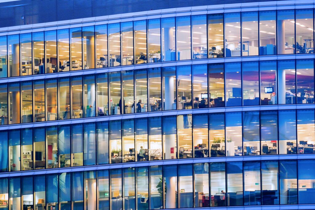Rather than applying the same measures uniformly to every floor, it is more practical to set priorities based on “what kind of shaking is expected on that particular floor.”